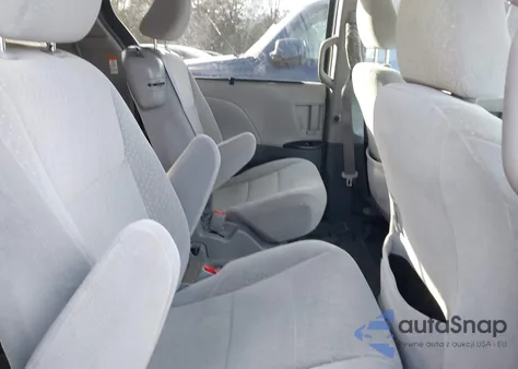 2019 Toyota Sienna Le 8 Passenger z USA, uszkodzony, nr VIN 5TDKZ3DC3KS009554
